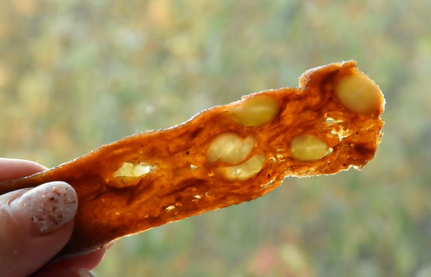 1. Этап. Яблочный сыр: Сыр легко нарезается тонкими слайсами. Такой натуральный и полезный десерт можно преподнести в качестве сладкого подарка на Рождество.