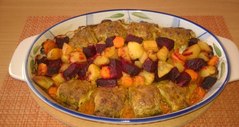 1. Этап. Щука в соусе карри с овощами: 7. Блюдо готово для запекания. В заранее разогретую до 200 градусов духовку поместите форму, запекайте блюдо 20 минут. Затем уменьшите температуру до 180 градусов и запекайте блюдо еще 20 минут. Не переживайте: рыба не сгорит, она под соусом. Фольгой закрывать форму не надо. Все успеет запечься.