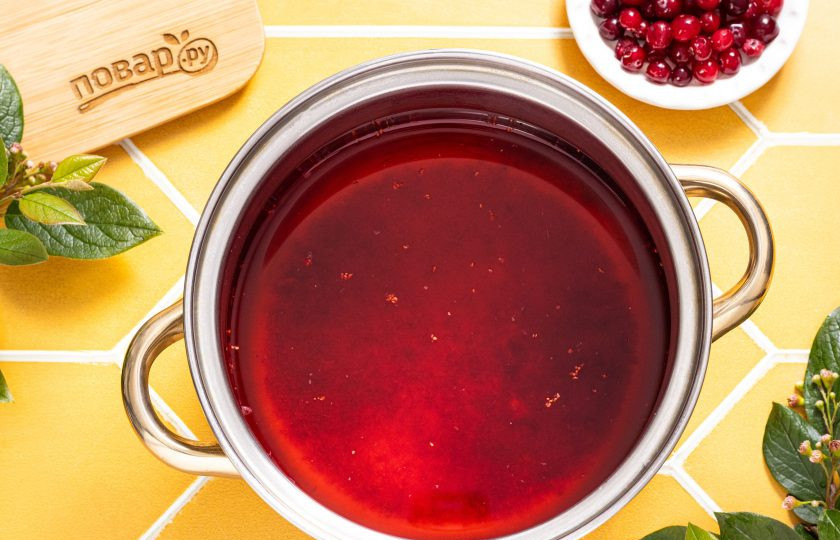 1. Этап. Клюквенный напиток: А клюквенный жмых переложите в кастрюлю, влейте воду. На среднем огне доведите до кипения и проварите 5 минут.