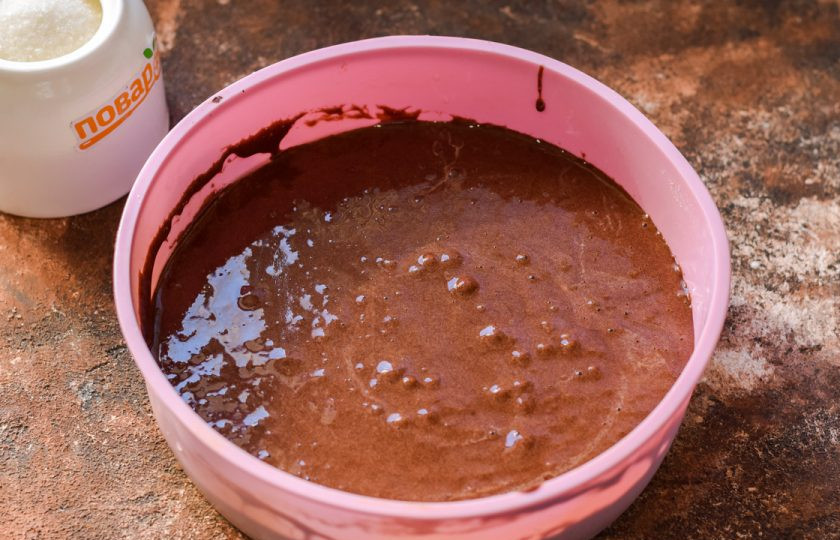 1. Этап. Торт Мираж: В самом конце добавьте в тесто гашеную соду. Перелейте тесто в смазанную маслом форму. Поставьте форму в разогретую до 180 градусов духовку.