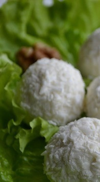 1. Этап. Закуска Рафаэлло: Выложить охлаждённые рафаэлло на листья салата.