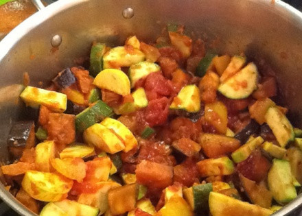 1. Этап. Баклажаны, тушеные с овощами: Берем кастрюлю, туда выкладываем все содержимое сковороды и к нему добавляем оставшиеся овощи. Перчим, солим их и перемешиваем. Заливаем водой так, чтобы она полностью закрыла овощи. Накрываем кастрюлю крышкой и тушим около получаса. До того пока баклажан не станет мягким.