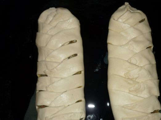 1. Этап. Капустная кулебяка: 9. Из указанного количества ингредиентов может получиться 2 штуки среднего размера. Выложить их на противень, чуть смазав его маслом или застелить пергаментом. Отправить в разогретую духовку минут на 20. Вот и весь простой рецепт капустной кулебяки.