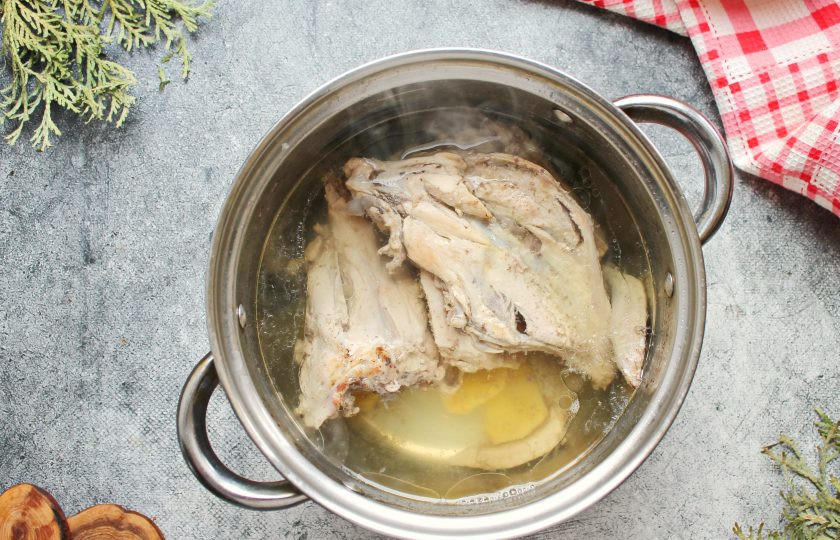 1. Этап. Китайский бульон: Поставьте кастрюлю на средний огонь и доведите до кипения. Убавьте огонь и варите бульон в течение двух часов, не накрывая крышкой и снимая пену. Готовый бульон процедите через мелкое сито, посолите по вкусу и остудите. Куриное мясо используйте в другие блюда.