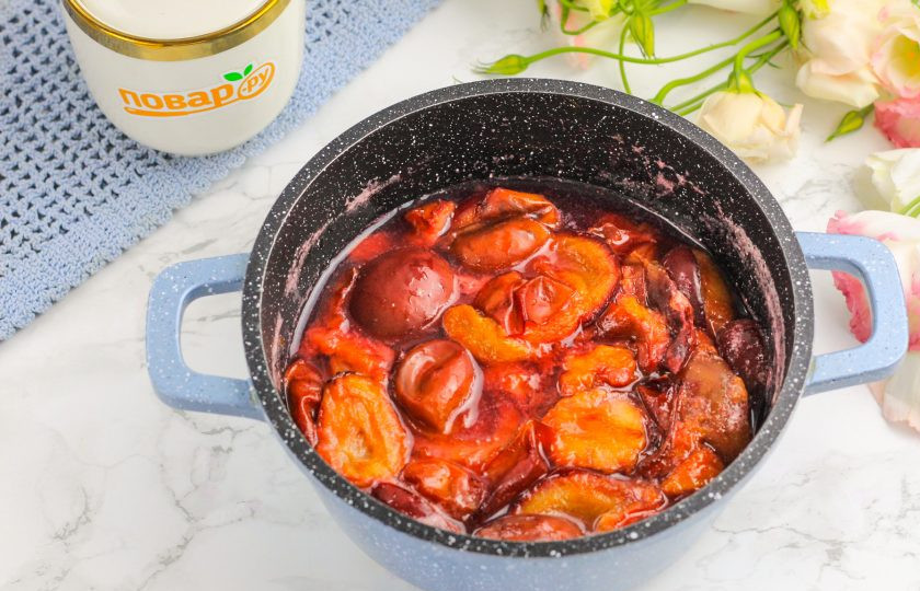 1. Этап. Варенье из недозрелых слив: Останется примерно половина массы — варенье уварится. Прогрейте его в третий раз до кипения и проварите 5 минут. Ошпарьте банку и крышку кипятком.