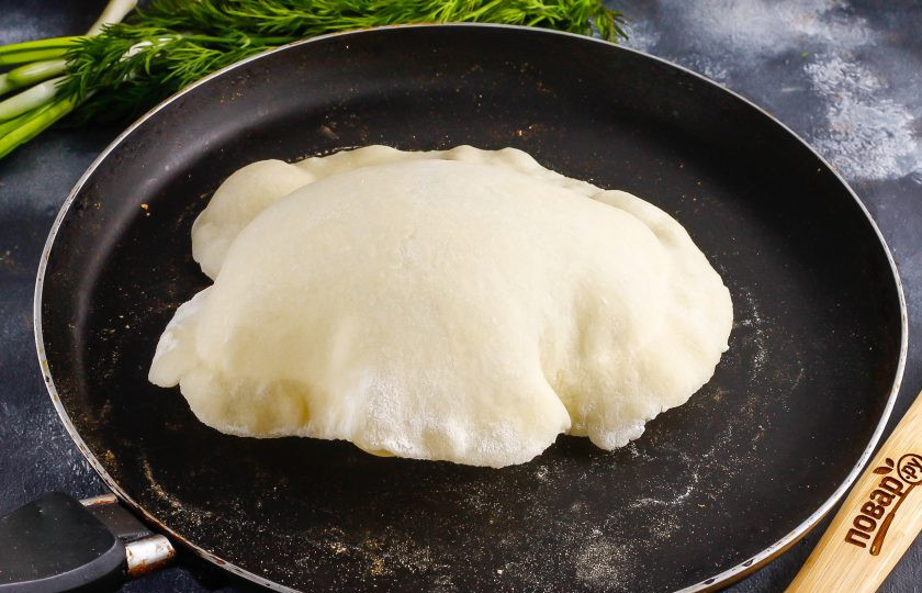 1. Этап. Пита с тунцом: Хорошо прогрейте сковороду с плоским дном на плите, включая средний нагрев. Выложите на сковороду раскатанную лепешку и испеките примерно 1-2 минуты. Лепешка сразу вздуется, образуя внутри пустоту.