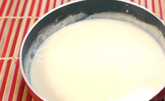 1. Этап. Морковь с зелёным горошком: 5. Тонкой струйкой вливаем к муке теплое молоко и провариваем соус на слабом огне, помешивая. Следите за тем, чтобы не образовались комочки. Солим молочную массу по вкусу.