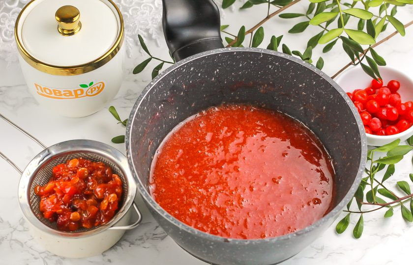 1. Этап. Повидло из калины: Протрите всю массу через ситечко, жмых удалите или используйте для чая, морса. Жидкую массу снова перелейте в казан, кастрюлю.