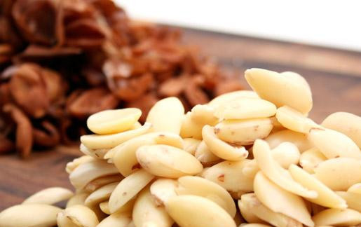 1. Этап. Марципан собственными руками: Для начала миндаль нужно очистить от кожицы. Для этого советуем поместить ядра в кипящую воду и проварить несколько минут до тех пор, пока кожица не отстанет от ядра. Теперь миндаль нужно остудить, отбросив на дуршлаг и руками снять кожицу.