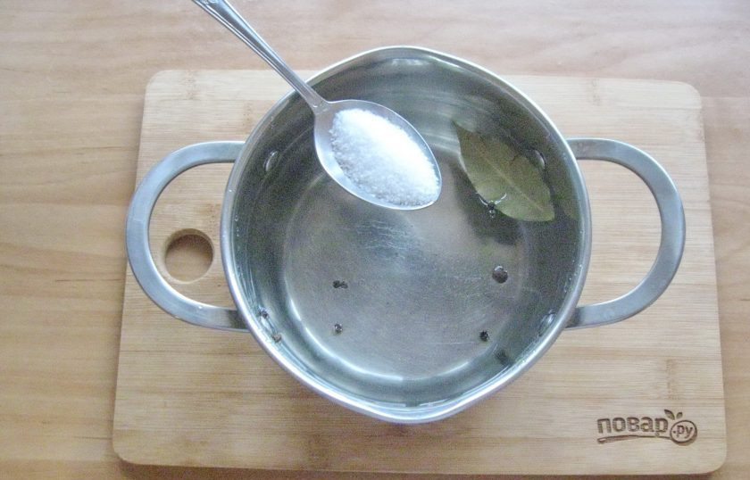 1. Этап. Засолка скумбрии: Выложите в рассол сахар.