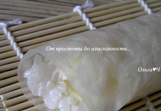 1. Этап. Десертные суши Кокос, банан и имбирь: Заверните в плотный ролл с помощью специального коврика. Сделайте остальные роллы.