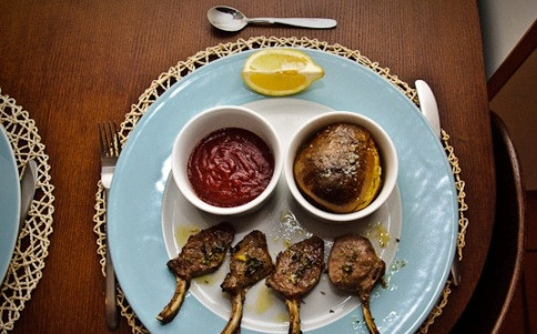 1. Этап. Баранья корейка: Готовую ароматную и очень вкусную баранью корейку подаем к столу с соусом и любым гарниром.