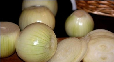 1. Этап. Шашлык на кефире: Лук порезать кольцами.