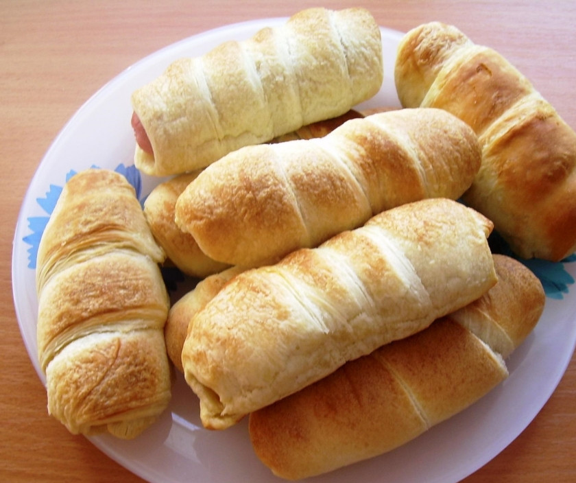 1. Этап. Сосиски в слоеном дрожжевом тесте в духовке: 4. Выпекаю сосиски в тесте в разогретом до 180 градусов духовом шкафу 10-15 минут. Приятного аппетита!