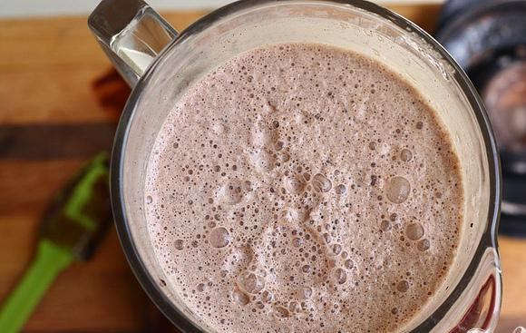 1. Этап. Охлажденный горячий шоколад: 4. Смешать охлажденную шоколадную смесь, оставшееся сгущенное молоко и лед в блендере до получения однородной массы.