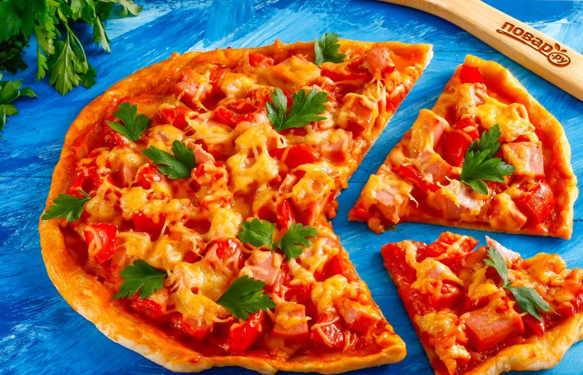 1. Этап. Пицца Мужская: Нарежьте порционными кусочками и подайте к столу теплой.