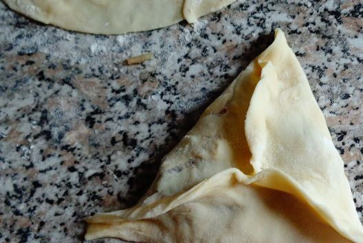 1. Этап. Самса в духовке: 8. Вот такая должна получиться форма самсы.