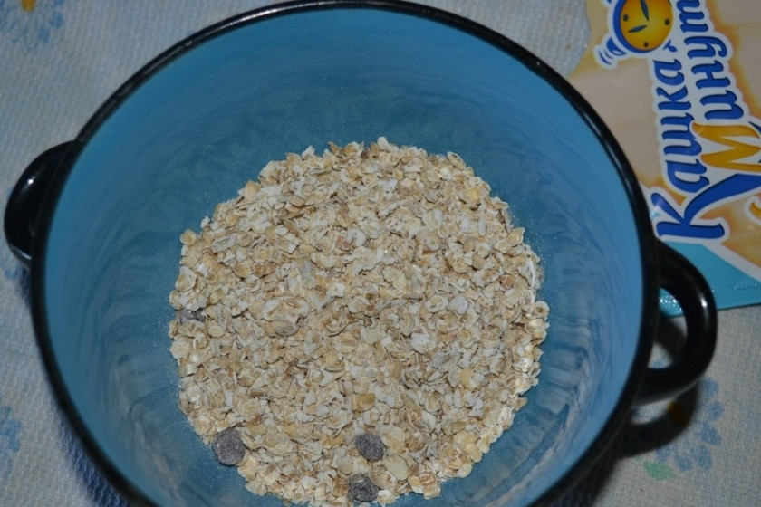 1. Этап. Каша Минутка: 1. Откройте упаковку с кашей «Минутка», высыпьте ее содержимое в глубокую тарелочку, пиалку или кружку.