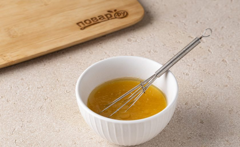 1. Этап. Апельсиновая салатная заправка с орегано: Смешайте апельсиновый сок с оливковым маслом и зернистой горчицей до однородной эмульсии.