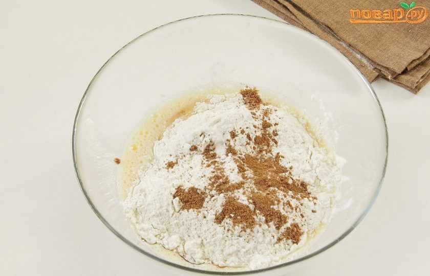 1. Этап. Шоколадный пирог с изюмом: Насыпьте муку, соду и мускатный орех.