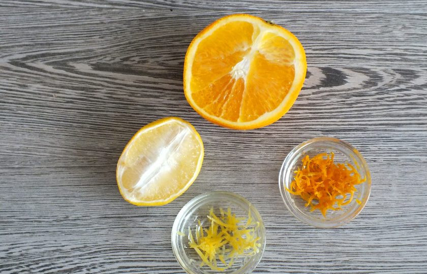 1. Этап. Малиновый пудинг: С апельсина и лимона снимите цедру, выжмите сок. Общее количество сока должно быть 70 мл.