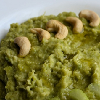 Суп-пюре из горошка с кешью