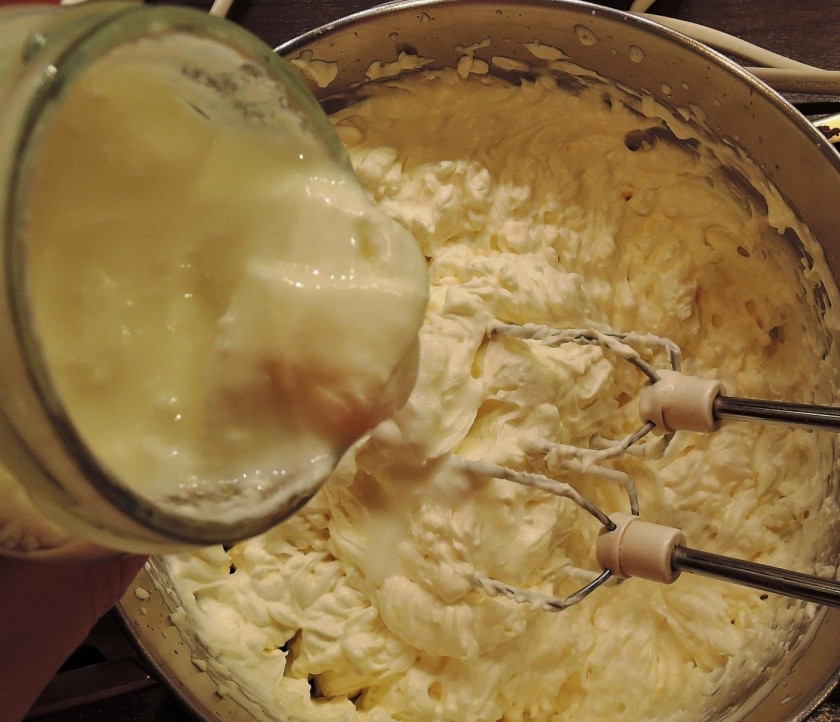 1. Этап. Чизкейк с персиками: 11. Тем временем добавляю к сырной массе йогурт, взбиваю.