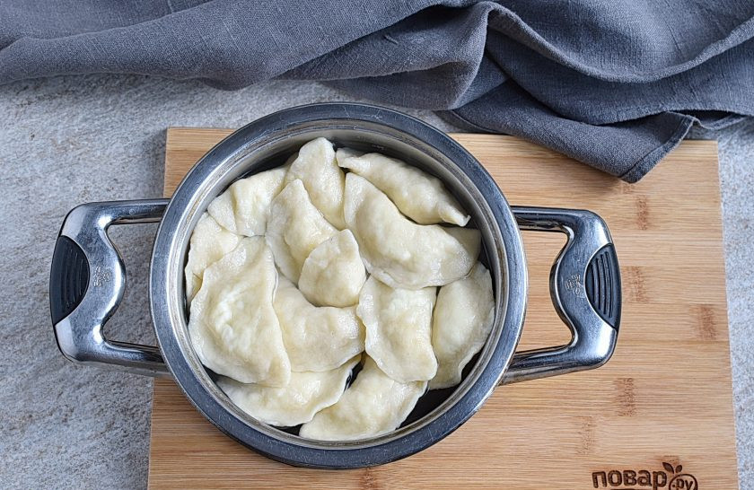 1. Этап. Вареники с адыгейским сыром: Варите вареники в кипящей подсоленной воде до готовности. Откиньте готовые вареники на дуршлаг и дайте хорошенько обтечь.