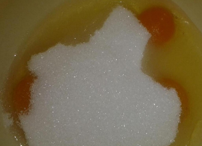 1. Этап. Печенье в формочках: 1. Печенье готовится достаточно быстро. Сразу взбиваем яйца с сахаром. Масса должна увеличиться вдвое.