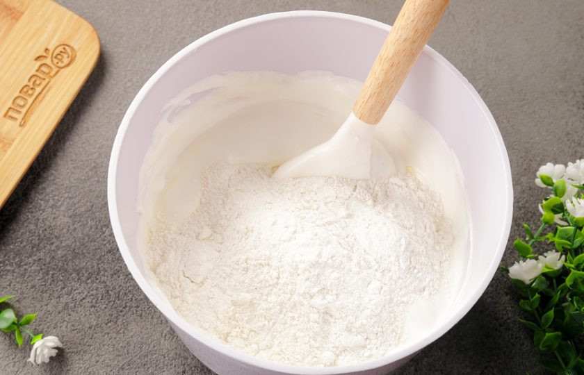 1. Этап. Бисквит в аэрогриле: Затем добавьте муку.