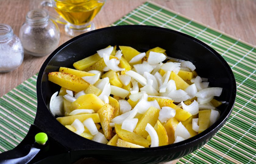 1. Этап. Жареная картошка с ветчиной: Добавьте к картошке лук и жарьте до мягкости лука - примерно 3-4 минуты. Иногда помешивайте, чтобы овощи равномерно прожарились.