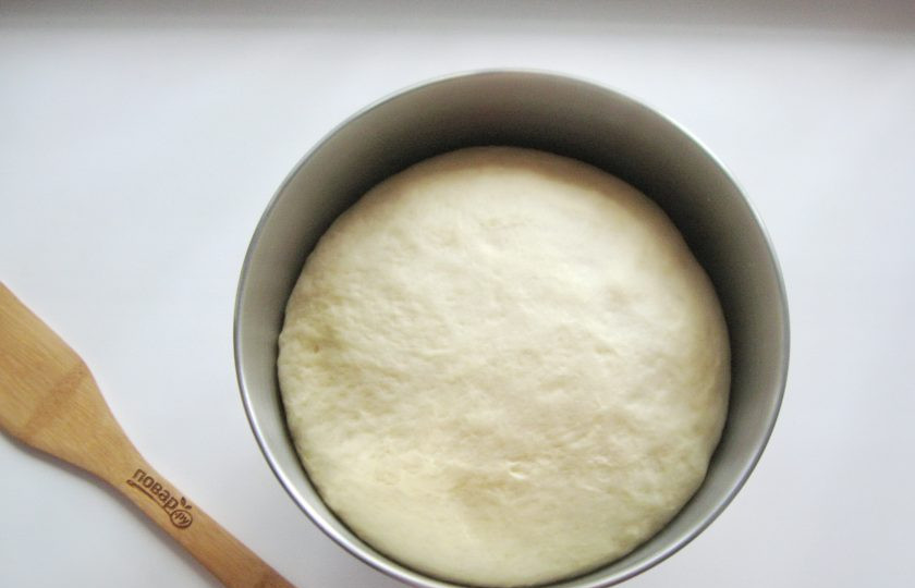 1. Этап. Булочки с мармеладом: Поставьте миску с тестом в теплое место, накрыв полотенцем или пищевой пленкой. Через час-полтора тесто подойдет.