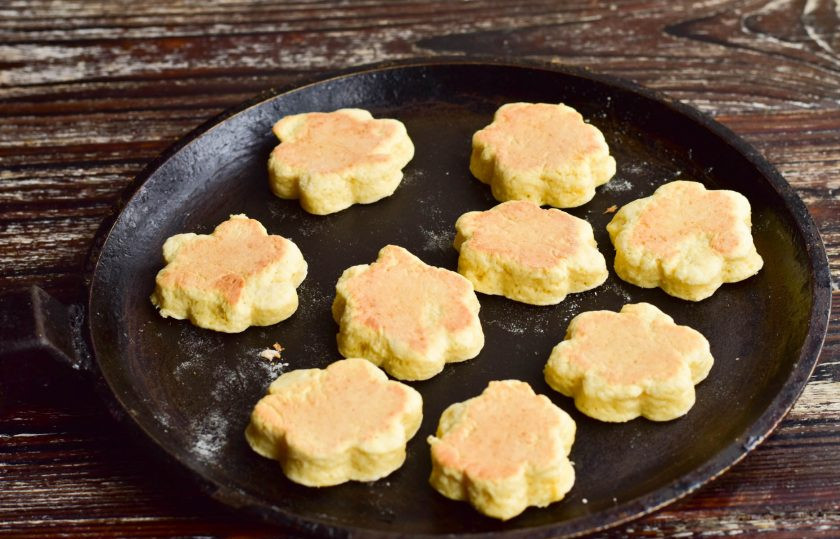 1. Этап. Классические валлийские кейки: Разогрейте сковороду и выложите кейки. Жарьте их на умеренном огне до румяного и красивого цвета.