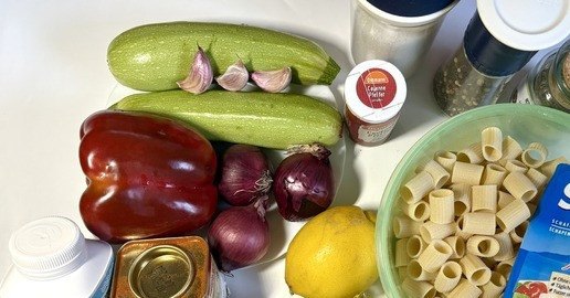 1. Этап. Паста с овощами и фетой из духовки: Приготовить ингредиенты, список большой, но большинство это приправы. Включить духовку для разогрева до 200 градусов с конвекцией.