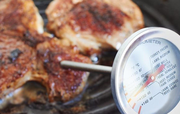 1. Этап. Стейк из лопатки мраморной говядины: 6. Специальным градусником проверьте внутреннюю температуру мяса (должно быть 45-65 градусов).