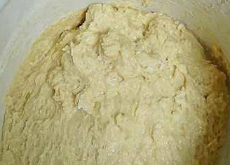 1. Этап. Пасхальный кулич с цукатами: Для начала разводим дрожжи в теплом молоке с сахаром. Оставляем на 15 минут. Затем соединяем это все с размягченным маслом, яйцами и пряностями. Перемешиваем, подсыпая муку. Замешиваем тесто.