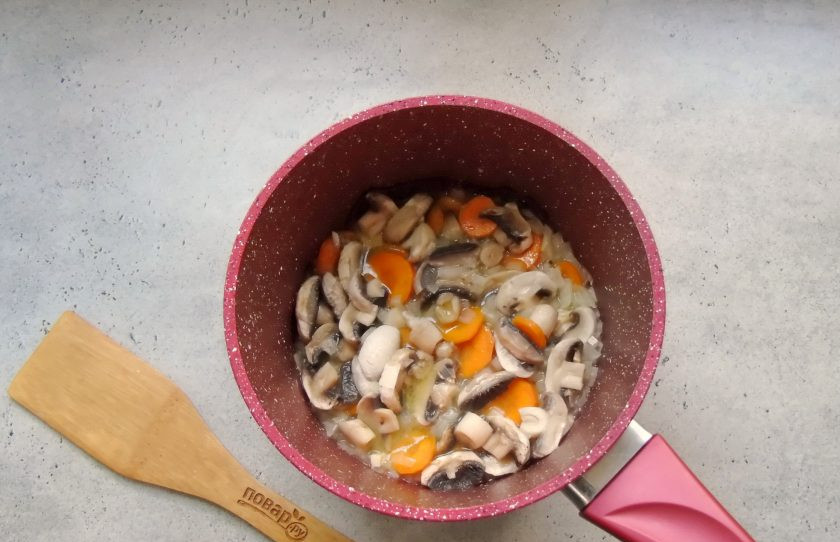 1. Этап. Суп-пюре на курином бульоне из шампиньонов: Шампиньоны очистите, помойте и нарежьте. Добавьте к моркови и луку. Тушите 5 минут.