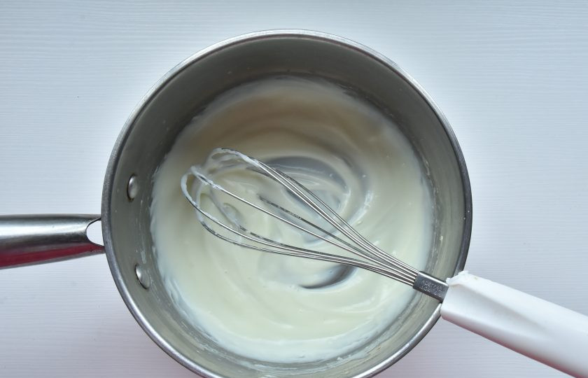 1. Этап. Протеиновые капкейки: Нагрейте молочную смесь на среднем огне и непрерывно перемешивая ее венчиком, доведите до загустения. Снимите с огня и накройте смесь пленкой в контакт. Остудите.