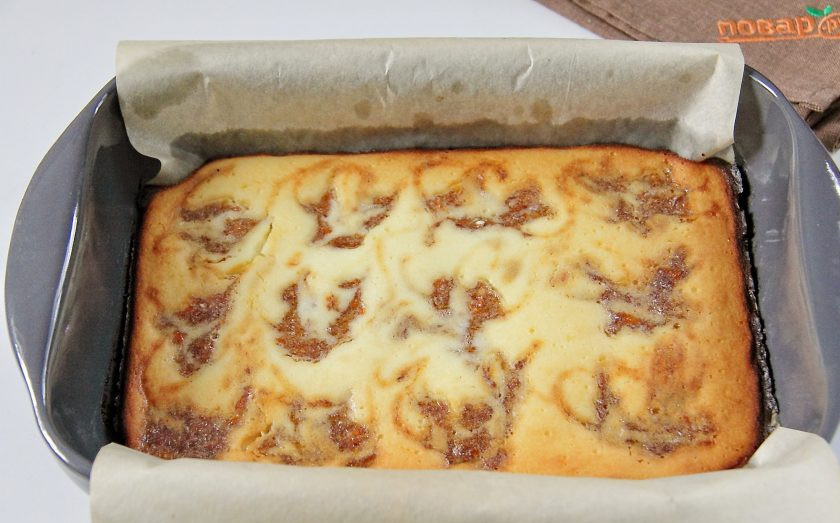 1. Этап. Творожная запеканка с хурмой: Творожная запеканка с хурмой готова. Дайте ей остыть в форме, после чего аккуратно извлеките и нарежьте на порции.