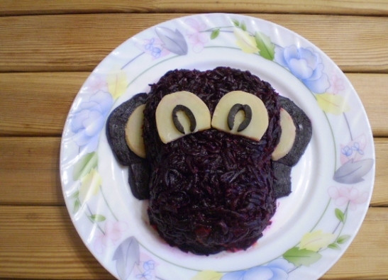 1. Этап. Селедка под шубой в виде обезьянки: Из картофеля, свеклы и оливок сформируйте ушки и глаза.