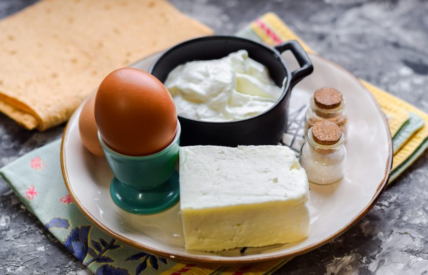 1. Этап. Запеканка с адыгейским сыром: Подготовьте ингредиенты.