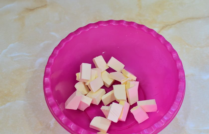 1. Этап. Итальянское печенье из сливочного сыра: Сливочное масло должно быть мягким. Чтобы оно быстрее согрелось из холодильника, нарежьте его маленькими кусочками.