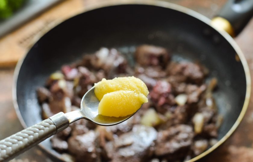 1. Этап. Куриная печень с медом и луком: Добавьте к печени мед, перемешайте и накройте крышкой. Огонь выключите, оставьте печень на 10 минут, чтобы она настоялась и можно подавать к столу, посыпав любимыми травами по вкусу.