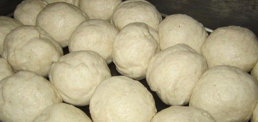 1. Этап. Украинский борщ с пампушками: Когда ваше тесто подойдет (оно должно увеличиться минимум в три раза), сформируйте из него пампушки. Выложите их на смазанный растительным маслом противень, дайте постоять еще двадцать минут, чтобы те подошли. Затем смажьте их яйцом и отправьте в духовку запекаться на десять-пятнадцать минут при температуре 180 градусов.