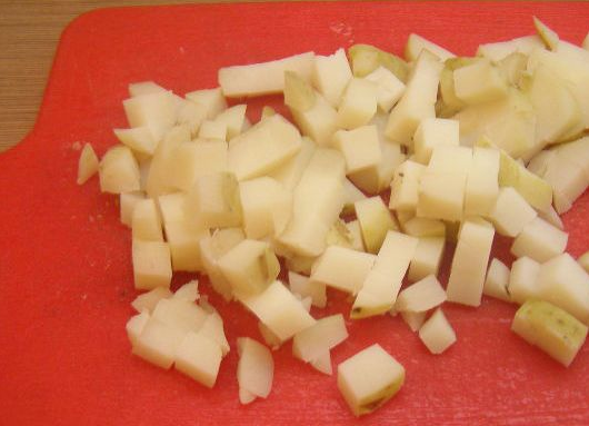 1. Этап. Салат из копченой селедки: 1. Картофель отварим, остудим и нарезаем кубиками.