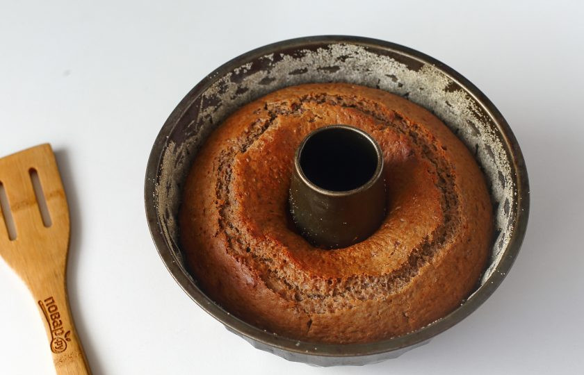 1. Этап. Пирог из стакана варенья: Пирог из стакана варенья готов. Немного остудите его в форме, а затем аккуратно извлеките и подавайте к столу. Можно посыпать пирог сахарной пудрой.