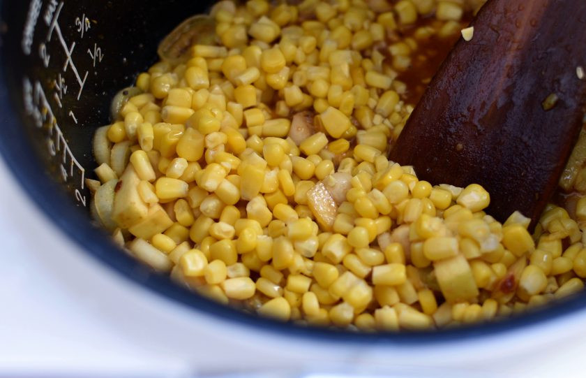 1. Этап. Пикантная индейка с ароматный кускусом: Добавьте орехи и кукурузу. Тушите еще 3 минуты.