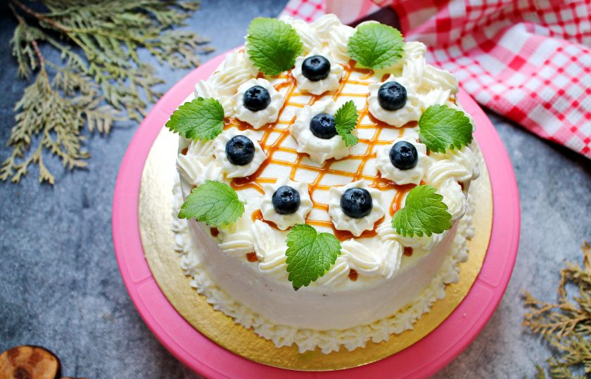 1. Этап. Морковный торт с карамелью: Торт покройте кремом верх и бока, выровните, украсьте и уберите в холодильник на 1-2 часа, затем подавайте к столу.