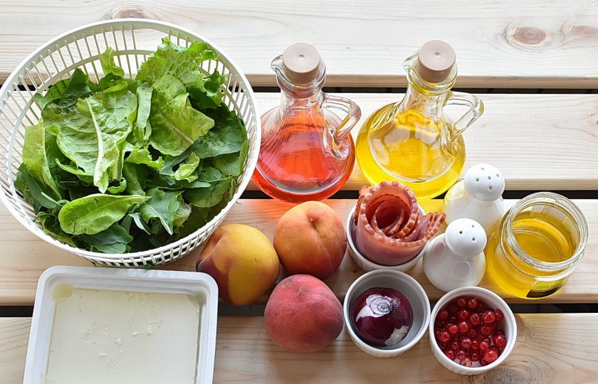 1. Этап. Салат с персиками: Подготовьте ингредиенты.