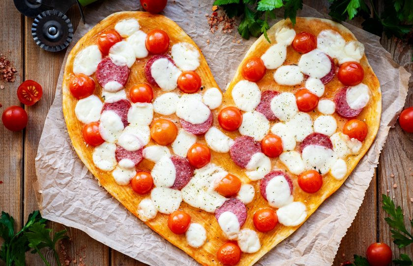 1. Этап. Пицца Сердце: Готовую пиццу сразу же подавайте к столу. Приятного аппетита!